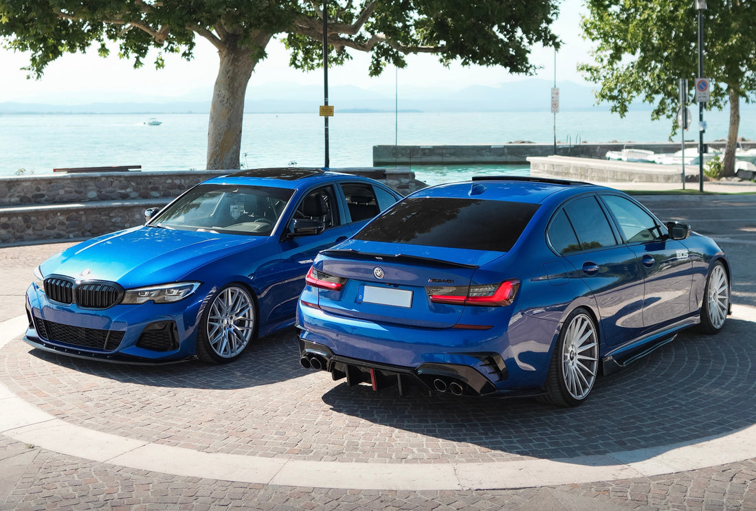 Zwei BMW M340i in Portimao Blau mit BOS Tuning Seitenschweller-Ansätzen