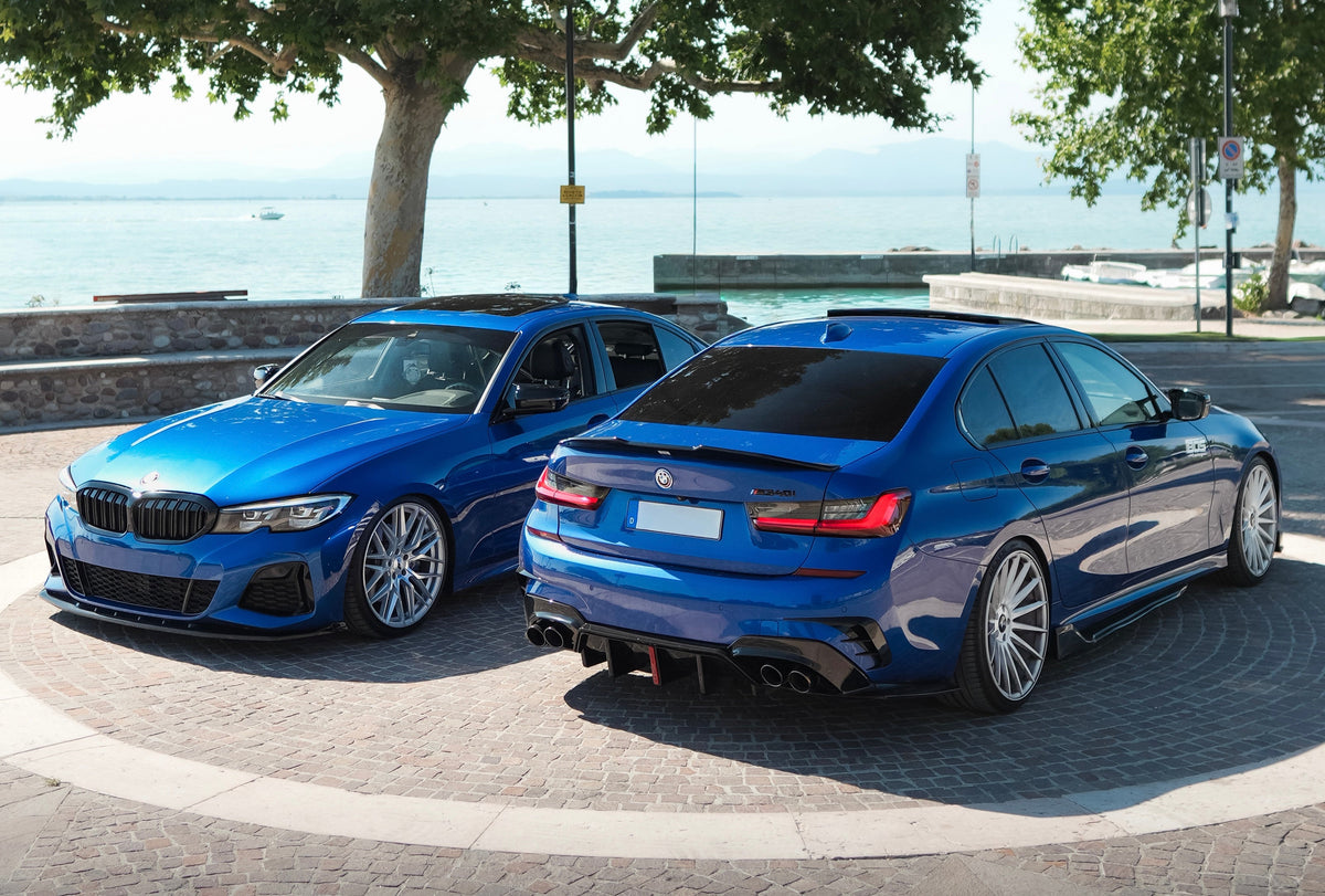 Zwei BMW M340i in Portimao Blau mit BOS Tuning Seitenschweller-Ansätzen