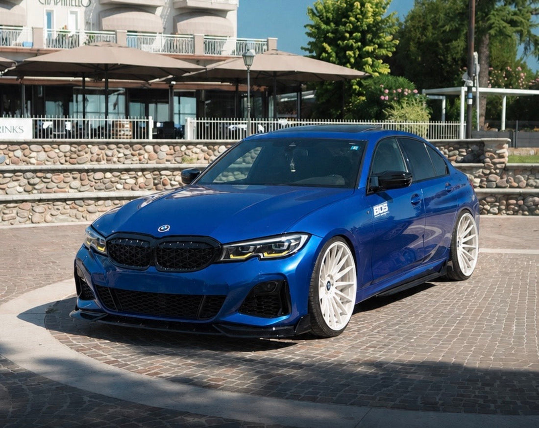 Blauer BMW M340i mit weißen Raffa Wheels RFS 02 Schmiedefelgen