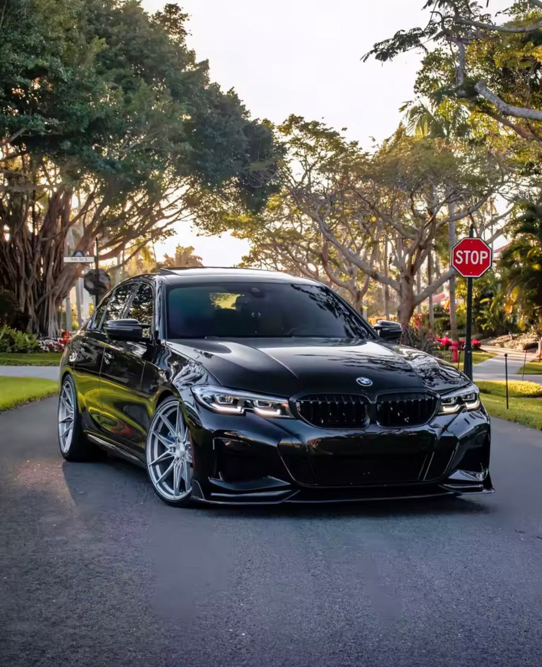Schwarzer BMW 3er G20 mit Tuningteilen von BOS Tuning