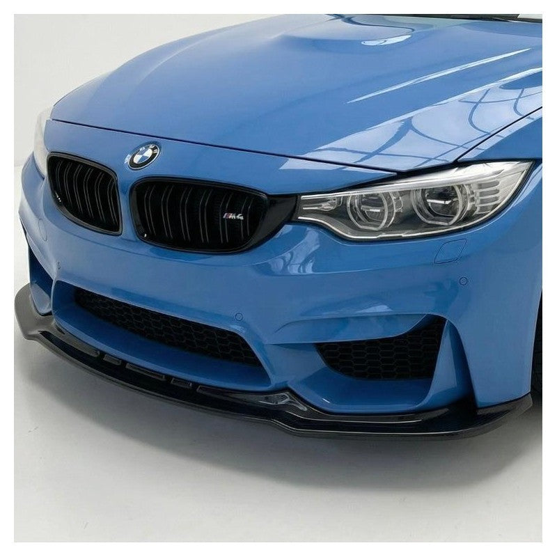 Frontlippe Schwert V3 Gloss Black montiert an einem blauen BMW M4 F82, Detailansicht der Front